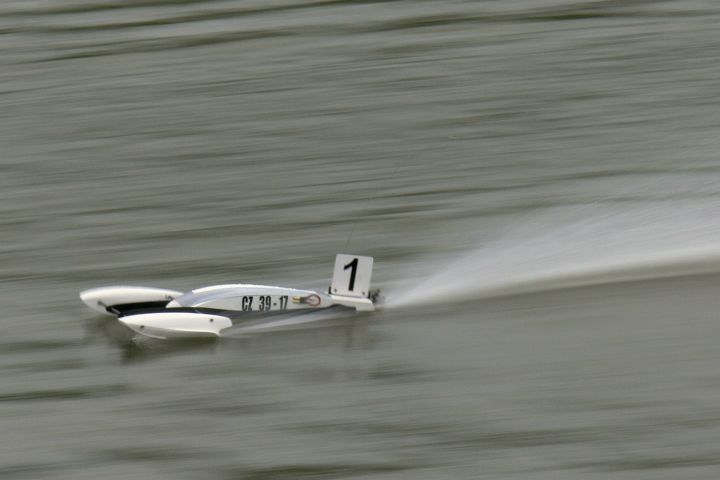 P1030681.jpg - MCR lodnich modelaru skupin F1 FSRE21 MONO HYDRO s elektrickym pohonem - Praha