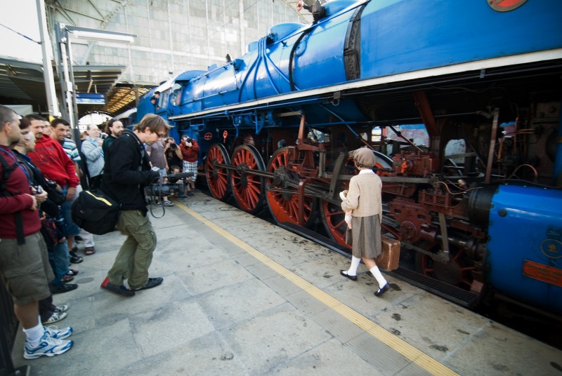 DSC_9801.jpg - Jedenáctiletá June Ondráčková u vlaku Winton train na hlavním nádraží v Praze, kde se též točil dokument o zachránci židovských dětí Nicholasu Wintonovi.